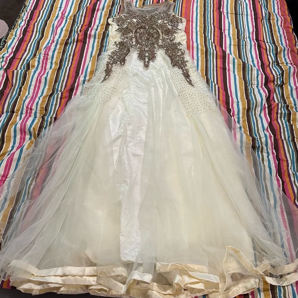 Wedding/party Dress BRAND NEW, Size Medium Floor Length Gown
Condition is "New”
